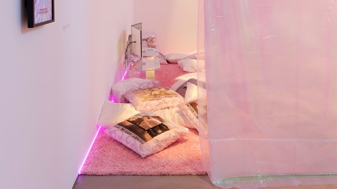 Installationsansicht der Künstlerin Noura Tafeche