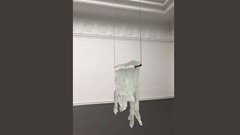 Glas-Skulptur „The Distance Between Me and Everything Else“ (2025)