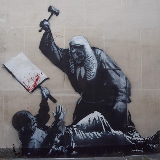 Bild von Bankys an Londoner Gerichtsgebäude