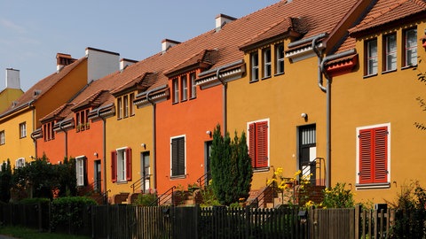 Reihenhäuser von Bruno Taut in Berlin in verschiedenen Brauntönen