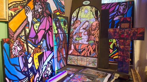 Kunstsalon der Brüder Posin in Berlin mit bunten Malereien.