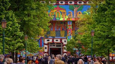 Menschen strömen in die Biennale in Venedig 2024