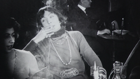 Elsa von Freytag-Loringhoven, rauchend