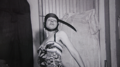 Elsa von Freytag-Loringhoven im Badeanzug mit Feder auf dem Kopf