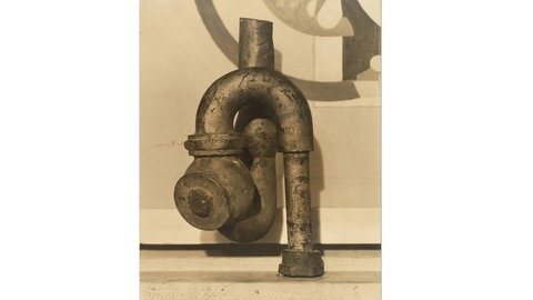 "God" von Baroness Elsa von Freytag-Loringhoven und Morton Schamberg, 1917, Gelatine-Silberprint, 24.1 x 19.2 cm