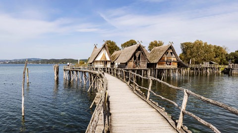 Langer Steg führt zu Pfahlbauten im Bodensee