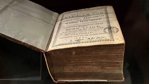 Eine Bibel für „betende Indianer“, Bibelübersetzung von John Eliot 1663.