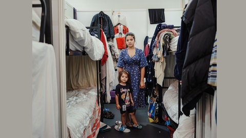 Blick in ein Zimmer in Deutschlands größter Flüchtlingsunterkunft in Berlin-Tegel