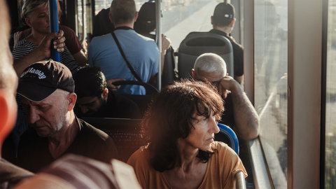 Eine Fahrt ins Ungewisse: Der Bus verbindet das Lager Tegel mit dem Bahnhof Jungfernheide