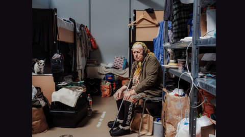 die über 80-jährige Frau floh aus einem Vorort der ukrainischen Stadt Charkiw