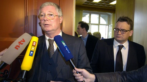 Der Archäologie-Professor von der Universität Regensburg, Peter Schauer, spricht vor dem Landgericht Halle (Saale) mit der Presse. Daneben ist der Landesarchäologe von Sachsen-Anhalt Harald Meller. zu sehen.