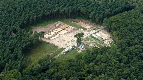 Der Fundort auf dem Mittelberg der 3600 Jahre alten "Himmelscheibe von Nebra" in einer Luftaufnahme.