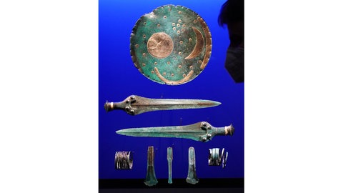 Hortfund vom Mittelberg mit der Himmelsscheibe von Nebra, zwei Schwertern, zwei Beilen, einem Meißel und zwei Armreifen