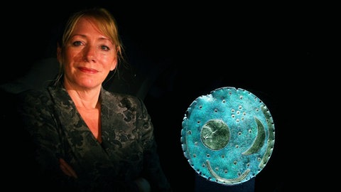Hehlerin und Autorin Hildegard Burri-Bayer und die Himmelsscheibe von Nebra.