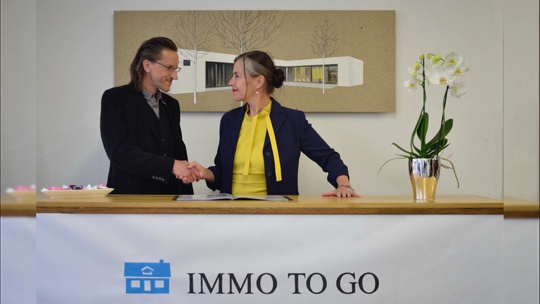 Künstler Elin Doka und Andreas Bär im Fake-Immobilienbüro.