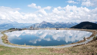 Kunstinstallation von Lois Hechenblaikner: Rund 280 Skier ragen aus dem künstlichen Speichersee am Hartkaiser 