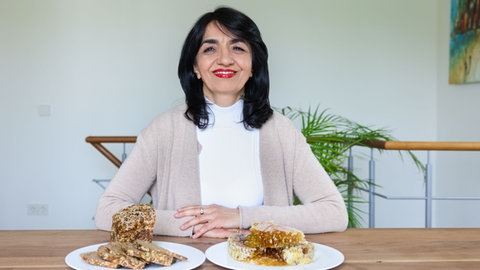 Muhterem Aras, Landtagspräsidentin Baden-Württemberg, mit türkischem Honig und Vollkornbrot
