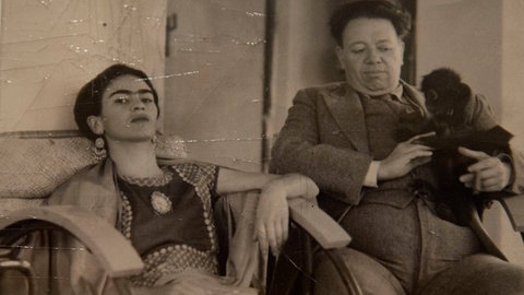 Das Künstlerpaar Frida Kahlo und Diego Rivera sitzen nebeneinander.