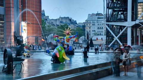 Eine bekannte gemeinsame Arbeit von Niki de Saint-Phalle und Jean Tinguely ist der Strawinski-Brunnen beim Pariser Museum Centre Pompidou.