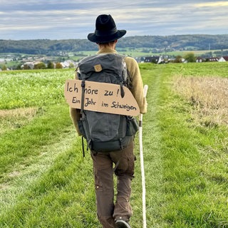 Ein Jahr lang wandert Daniel Beerstecher schweigend durch Deutschland und widmet sich der Kraft des Zuhörens