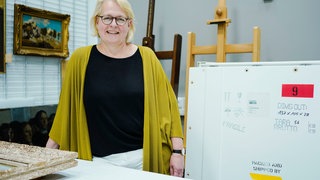 Inge Herold, Leiterin des Bereich Sammlung und Wissenschaft sowie stellvertretende Direktorin der Kunsthalle Mannheim, steht in der Werkstatt.