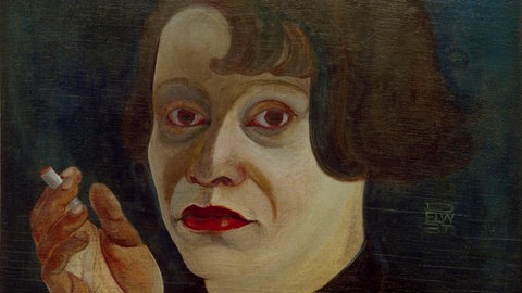 Frau mit roten Lippen und Zigarette in der Hand
