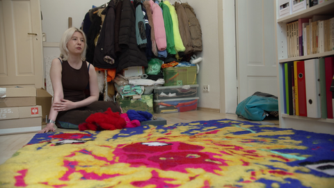 Lucia Mattes filzt ihre Wandarbeiten in ihrer Wohnungen im Trockenfilz-Verfahren.