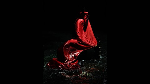 Roter Umhang im Wasser