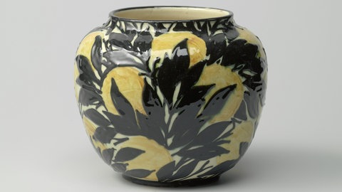 Schwarz-gelb bemalte Vase mit Zitronen und Zitronenblättern aus den 1920-er Jahren