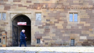 Ein Mann geht Landesmuseum Württemberg vorbei.