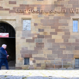 Ein Mann geht Landesmuseum Württemberg vorbei.