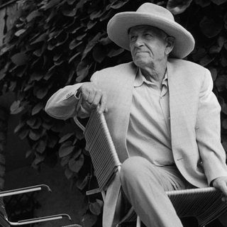 Otto Dix vor seinem Haus in Hemmenhofen, 1961