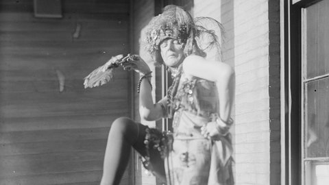 Dada-Baroness Elsa von Freytag-Loringhoven tanzt mit Fächer und federbesetztem Kopfschmuck. Schwarz-weiß-Aufnahme ca. 1915