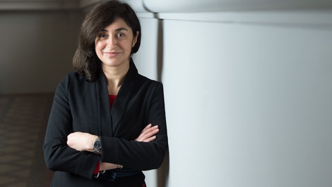 Die Künstlerin Nevin Aladag steht im Albertinum. 