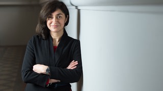 Die Künstlerin Nevin Aladag steht im Albertinum. 