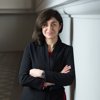 Die Künstlerin Nevin Aladag steht im Albertinum. 