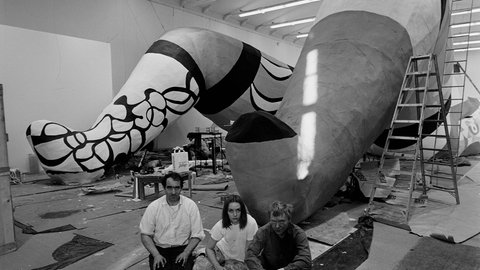 1966 präsentierte Niki de Saint Phalle im Moderna Museet in Stockholm die riesige begehbare Skulptur She – A Cathedral. Die monumentale Figur einer liegenden Frau wurde gemeinsam mit Jean Tinguely und dem schwedischen Künstler Per Olof Ultvedt realisiert. Besucher konnten durch ihre "Vagina" eintreten und im Inneren verschiedene Installationen entdecken.