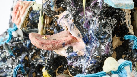 Eine gepiercte Zunge ist Teil einer Keramik-Skulptur der Künstlerin Nora Arrieta