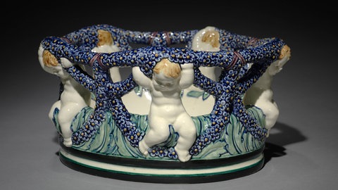 Bunte Obstschale aus Keramik von Wilhelm Süs mit kleinen Putten