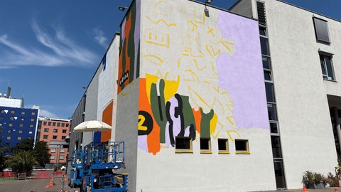 Das riesige Mural an der Rückseite des Stuttgarter Theaterhauses soll bis 31.08. fertig gestellt werden