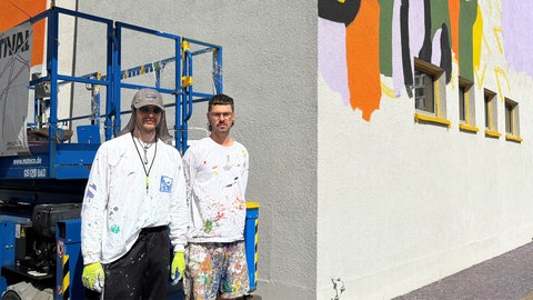 die Künstler E. Kartelovic (links) und Maximilian Prantls alias HNRX