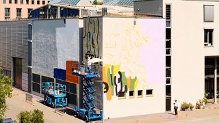 Das Mural in der Entstehungsphase der Künstler E. Kartelovic und Maximilian Prantls alias HNRX, PFFFestival 2025