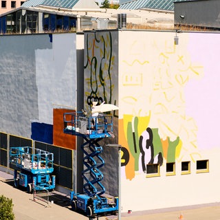 Das Mural in der Entstehungsphase der Künstler E. Kartelovic und Maximilian Prantls alias HNRX, PFFFestival 2025