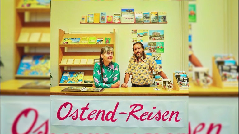 Die Stuttgarter Künstler Elin Doka und Andreas Bär in ihrem Reisebüro "Ostend-Reisen"