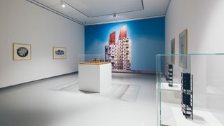 Installationsansicht der Ausstellung „Schöner Wohnen. Architekturvisionen von 1900 bis heute