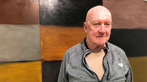 Der irische Künstler Sean Scully im Ludwig Museum Koblenz vor seinem Werk „Barcelona Robe“ aus dem Jahr 2008.