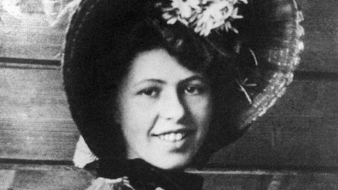 Sophie Taeuber-Arp war eine der bedeutendsten Vertreterinnen der modernen Kunst des 20. Jahrhunderts und eine Pionierin der abstrakten Kunstbewegung.