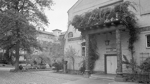 Schwarz-weiß-Foto vom Verwaltungsgebäude.