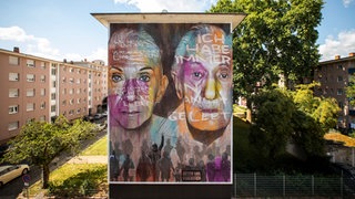 Mural „Gegen das Vergessen (Lest we forget)“, 2020 von AKUT   Stadt.Wand.Kunst