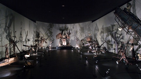 „Mengele-Totentanz“ heißt dieses Werk, das sich im Museum Tinguely befindet. Tinguely wurde zu diesem Werk durch ein Feuer inspiriert, das 1986 auf einem Bauernhof in der Nähe seines Ateliers ausbrach.